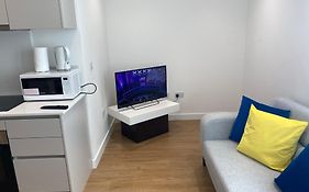 Berks Luxury Serviced Apartments , Free Parking, Free Gym And Free Wifi