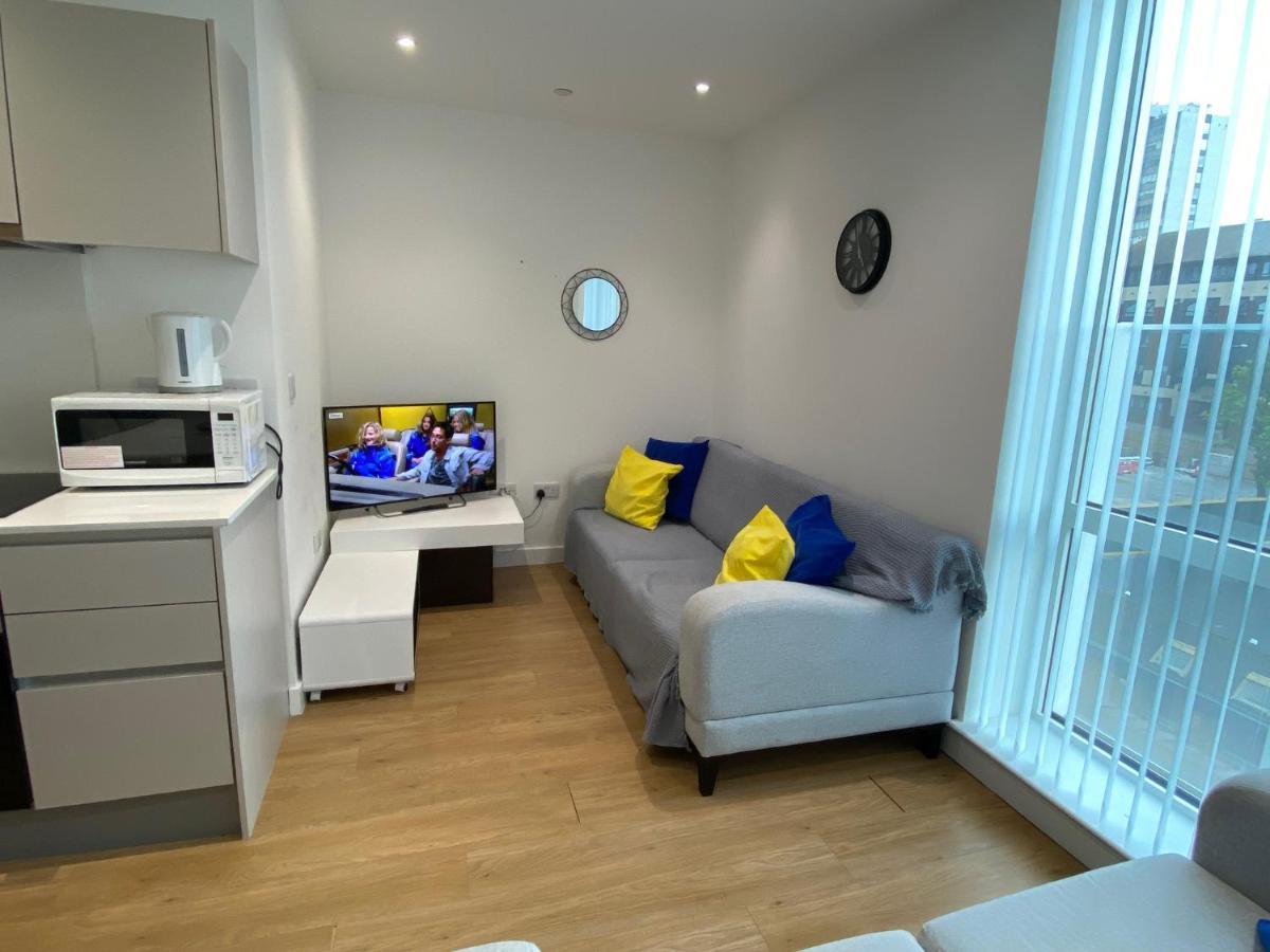 Berks Luxury Serviced Apartments , Free Parking, Free Gym And Free Wifi Bracknell Exterior photo